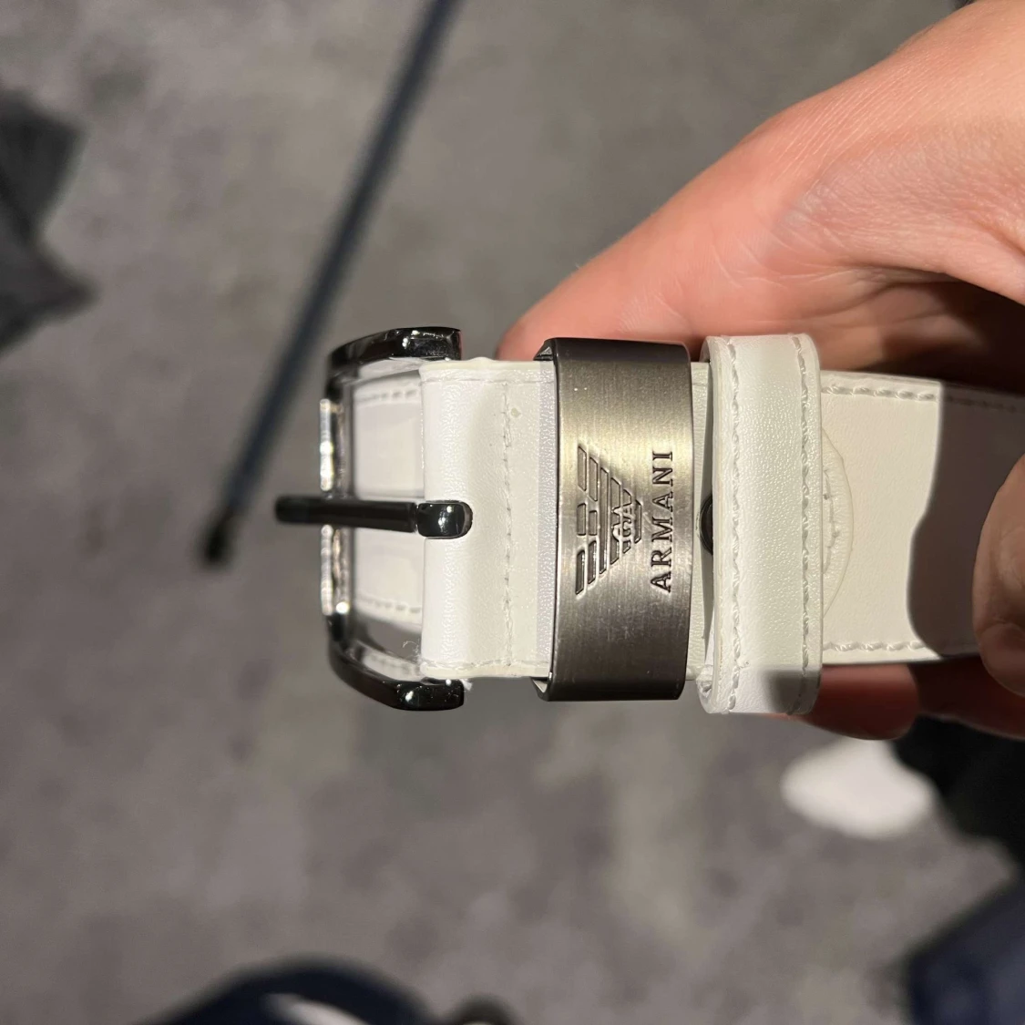 Vit skinnbälte från Armani