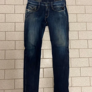 Replay anbass jeans hyperflex  - Helt otroligt snygga replay anbass hyper flex jeans i storlek 33/34! Lite smutsigt vid ena fickan! Tveka inte på att skriva vid minsta lilla fundering 👌
