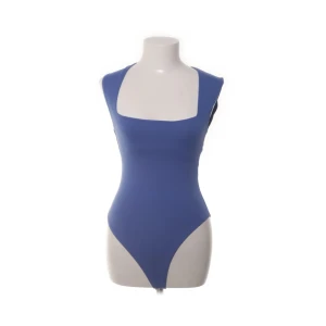 Blå body  - Säljer denna jätte fina bodyn från Zara men köpt på Sellpy. Den är i storlek S men passar även XS