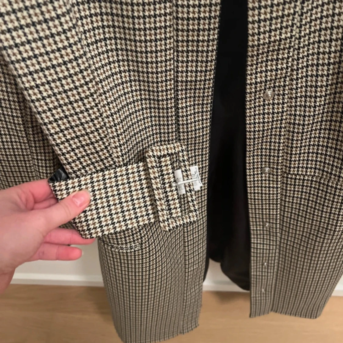 Rutig kappa med bälte i beige och svart - 2