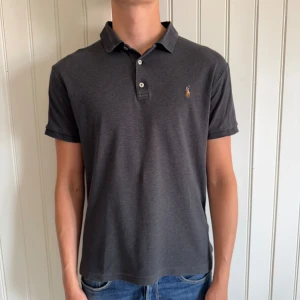 Ralph Lauren Piké - Ralph Lauren Piké (slim fit) | Size: L, passar även M | Skick: 9/10, inga defekter.  | Hör av dig vid frågor och funderingar | Vänliga hälsningar!