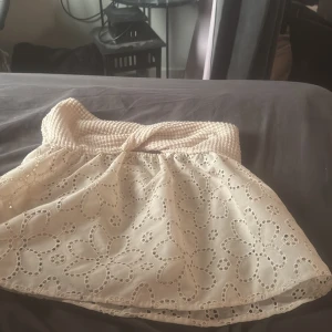 Vit top med broderade blommor - Hej säljer en super söt top i storlek S pågrund av att den inte används❤️