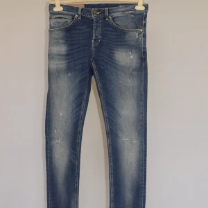 Dondup jeans  - DONDUP JEANS  Storlek : W31  Passform : George  Mått : A = 40CM - B = 103CM  Användning : Jeansen är i ett väldigt fint skick utan defekter  Nypris : Cirka 3500SEK
