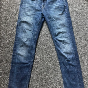 Jack&jones jeans - Jeans i modellen tapered/mike i storlek 31/32. Klippta vid benöppningen på insidan så dem sitter mer flared över skorna.