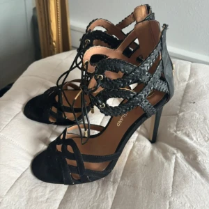 River Island klackar - Använda en gång. Köptes dock från deras outlet och därav slitna snören (produktionsfel). Sååå snygga men tyvärr för små för mig