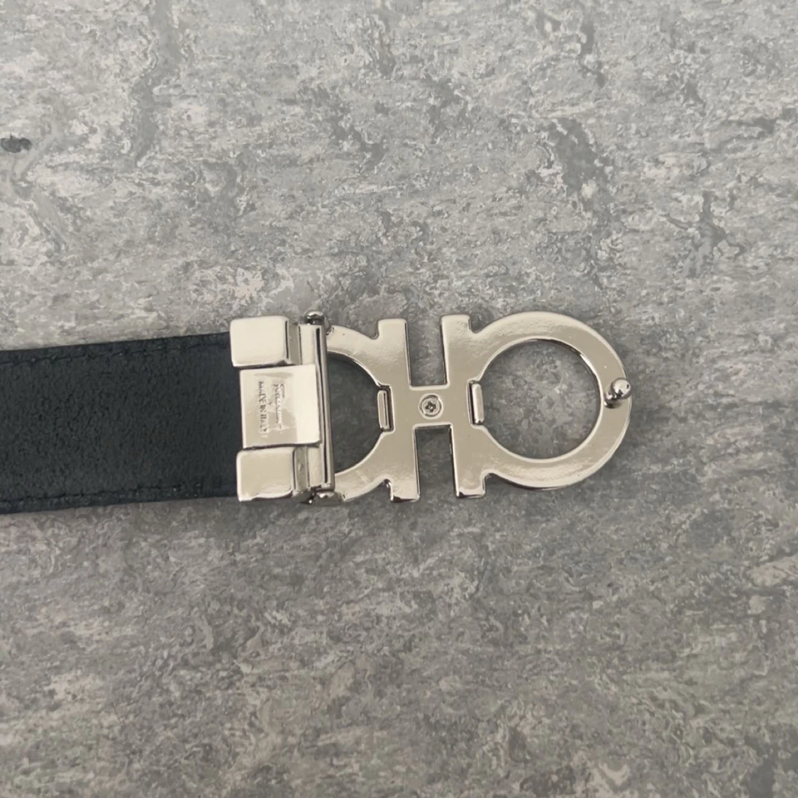 Svart Ferragamo skärp med silverdetalj - 1