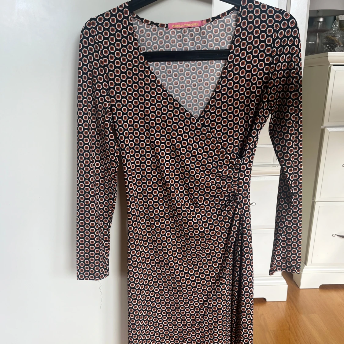 Mönstrad omlottklänning Pernilla Wahlgren