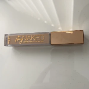 Stay Naked Concealer 30NN - Stay Naked Correcting Concealer från Urban Decay i nyansen 30NN Ger en naturlig finish med en krämig formula. Perfekt för att ljusa upp under ögonen eller dölja finnar. Vart fel färg för mig. Ordinariepris: 379kr