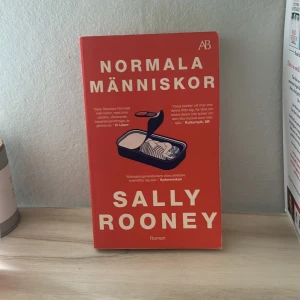 Normala människor - En hyllad roman om Connell och Marianne som växer upp i samma småstad och följer deras relation från gymnasiet till universitetet. En berättelse om kärlek, klass och identitet som har blivit en modern klassiker och tv-serie. Perfekt för unga vuxna som gillar starka känslor och relationer.