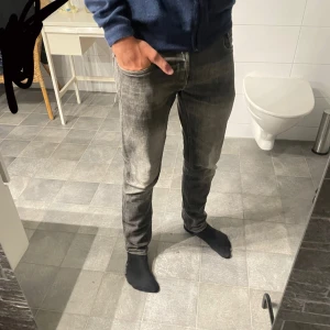 Replay Anbass - Gråa Replay Anbass! || riktigt fet grå färg || Skick: 8,5 || Storlek: W32 || Pris: 399kr || Skriv vid frågor! 💬 