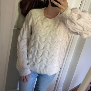 Beige stickad tröja från Vila - Supermysig beige stickad tröja från Vila i storlek XS. Tröjan har ett snyggt mönster, rund halsringning och långa ärmar med ribbade muddar. Tröjan är använd fåtal gånger och har inga defekter!!