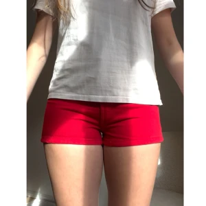 Röda denim shorts  - Snygga röda shorts i denim. Midwaist, använd en gång och inga defekter. Skriv privat vid frågor 💖💗