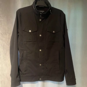J Lindeberg Field jacka - Svart Field jacka från j lindeberg, storlek M. Priset är inte hugget i sten
