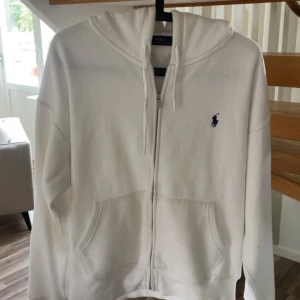 Vit hoodie från Polo Ralph Lauren XL - Vit hoodie från Polo Ralph Lauren i storlek XL. Passar någon som är 170-180 ungefär 