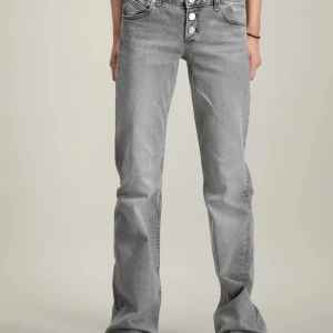 GRÅ LOW WAIST bootcut jeans  - Grå jeans från Gina Young. Använder inte längre då dom börjat bli för små 💕