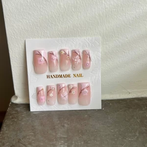 Press on nails  - Fina egen gjorda press on naglar☺️ Bild 2 är ett bara ett identiskt press on sett jag gjorde till mig själv😌 men så ni ser hur settet jag säljer kommer se ut på🌸  Mått. Lillfinger 8mm, ringfinger 10/11mm, långfinger 12mm, pekfinger 10/11 mm, tumme 15mm  Exempel bild på hur du mäter finns på sista bilden☺️