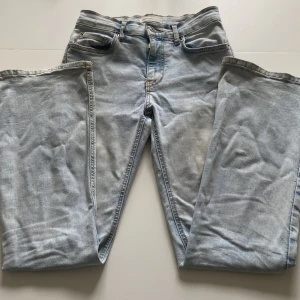 Ljusblåa jeans från Ginatricot - Snygga ljusblåa bootcut jeans i storleken 34 från ginatricot. 