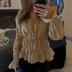 Beige volangblus  - Supersöt beige blus från Gina Tricot!☺️