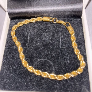 Cordell guld armband  - Cordell armband på 8mm som aldrig är använd endast testad. Armbandet är guldplaterat.          Hör av dig för frågor 