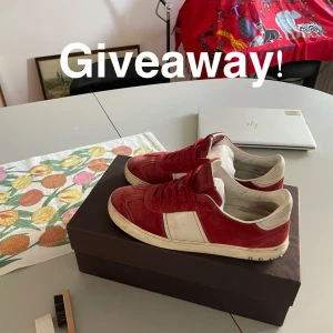 Valentino Flycrew - Nu lottar jag ut ett par Valentino Flycrew! 🎟️🔴 De är i fint skick perfekt året runt och bekväma! För att delta i tävlingen följ dessa steg: Följ mig, gilla alla mina annonser!   Bonus (30% chans större att vinna köp något från min profil)! ✅