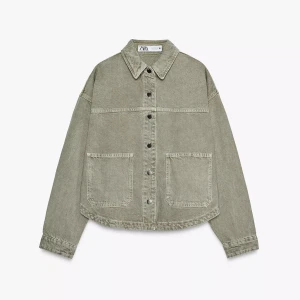 Overshirt i grå manchester från Zara - Snygg overshirt från Zara i grå manchester med klassisk krage, stora framfickor och knappar hela vägen. Perfekt lager-på-lager-plagg med avslappnad passform och lång ärm. Enkel att styla till både jeans och kjol.