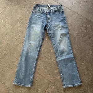Weekday Twig ljusblå straight jeans - Säljer ett par ljusblå jeans från Weekday, modell Twig. De har rak passform, klassisk femficksdesign och midwaist. Jeansen är i bomull och har snygga slitningar för en avslappnad vibe. säljer då det är förstora 