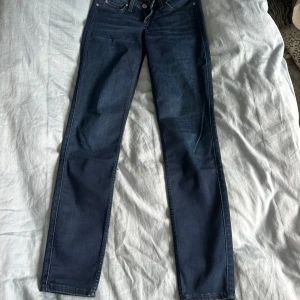 Lee jeans scarlett  - Ett par mörkblå skinny jeans från lee i modellen Scarlett. Storlek W26 L33 