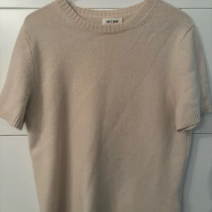 Cashmere t-shirt från Soft Goat  - Säljer denna cashmere T-shirt från Soft Goat i storlek S eftersom att den knappt kommer till användning. Endast använd en eller två gånger och är i ett superfint skick 💞Orginalpris : 2295kr