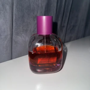 Zara parfym - Zara parfym "gardenia Bloom 02" och liknat Black Opium. Förpackningen är 90 ml men det är endast hälften kvar så 45 ml produkt.                                      Doftnoter: Topp: orangeblomma, kaffe, fruktiga inslag av persika och hallon 	Hjärta: lätt blommighet med en antydan av gardenia (ovanlig i verkligheten, mer en association) Bas: mjuk vaniljpudrig siluett tillsammans med en söt gourmand-karaktär  ￼ ￼