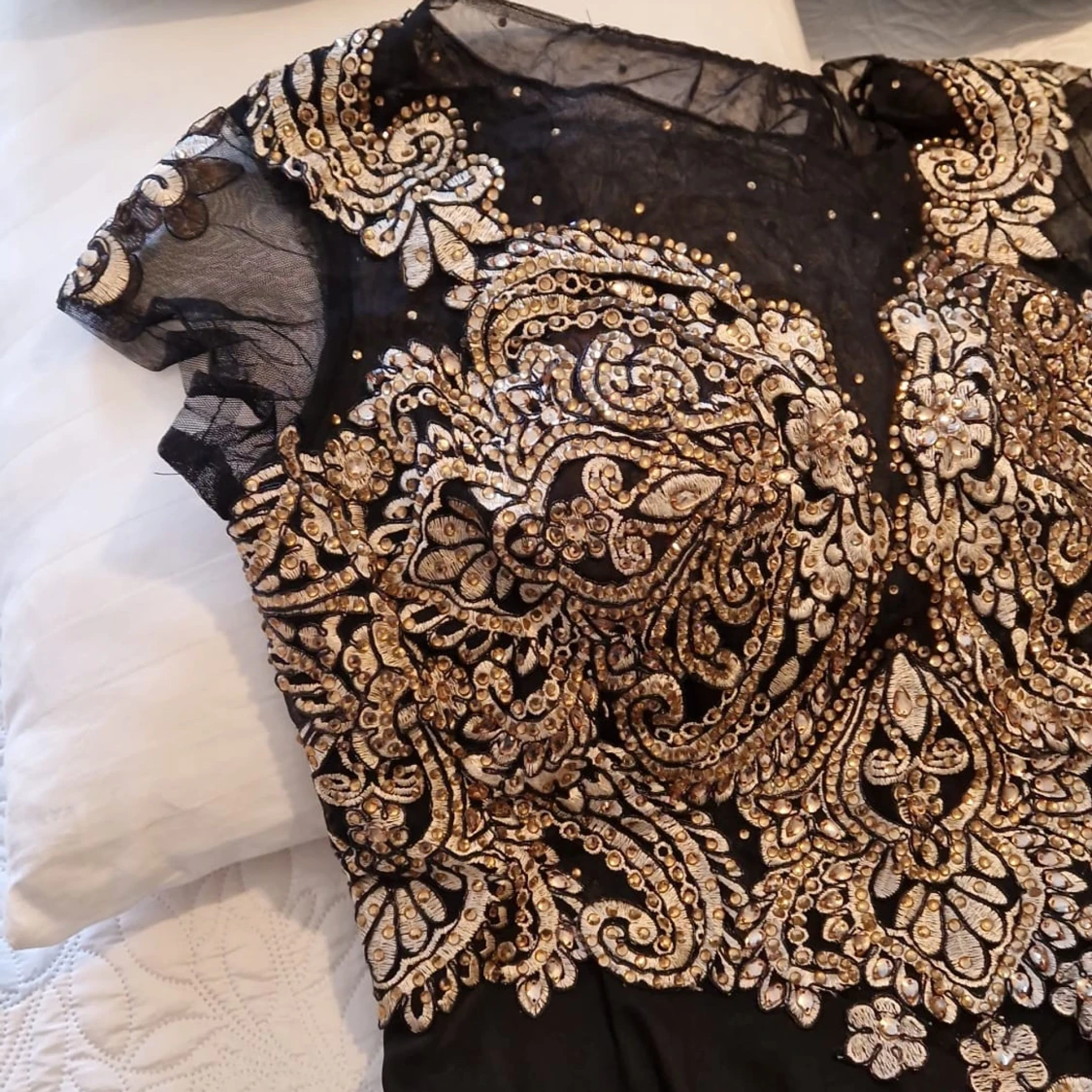 Svart långklänning med guldpaljetter - 1