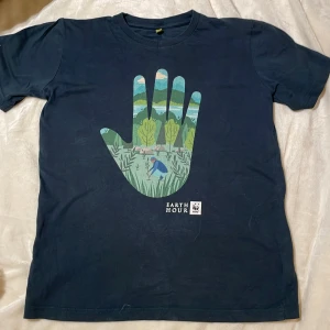 T-shirt - En mörkblå T-shirt från WWF Earth Hour med ett handavtryck på. Storlek 11-12 years, passar som XXS-XS skulle jag säga.