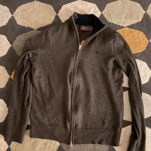 Morris Merino Cardigan  - En stilren cardigan från Morris. Skicket är 9/10!! Nästan som ny 🙌🏼100% merino ull. Varan har krympt i tvätt så den sitter lite tajtare än vad storleken säger. Tveka inte på att ställa frågor! Vi hörs! 