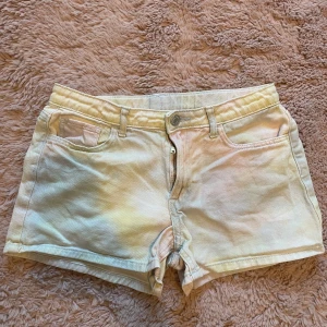 Lågmidjade jeans shorts - De är använda ett fåtal gånger och säljs för de används alldrig 💗 De är ett par lågmidjase jeans shorts som det står är high waist men på är de low waist 💗💗