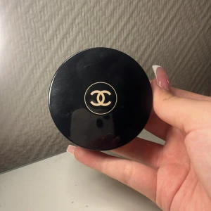 Chanel Les Beiges Bronzing Cream - Chanel Les Beiges Healthy Glow Bronzing Cream i nyansen 390 Soleil Tan Bronze. Krämig bronzer i en rund svart burk med ikonisk Chanel-logga. Ger en naturlig solkysst look och smälter lätt in i huden. Perfekt för att skulptera och ge glow. Fint skick och kostar 650 kr ny!🥰