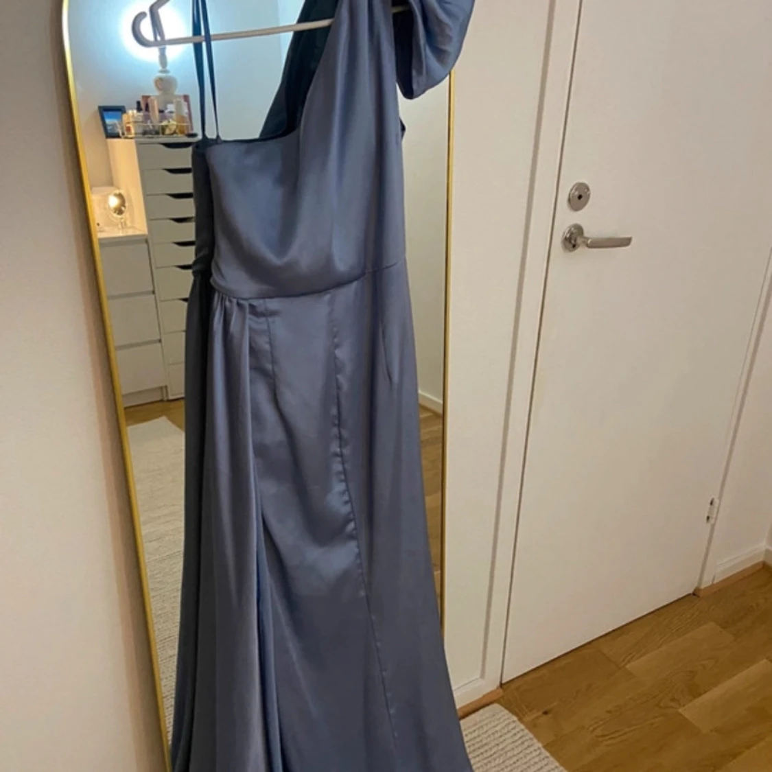 Blå långklänning med drapering - 3