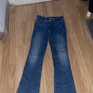 Blå bootcut jeans från H&M, stl 164 - Snygga blå bootcut jeans från H&M med låg midja och justerbar midja. skulle säga att dem passar någon runt 160cm💞