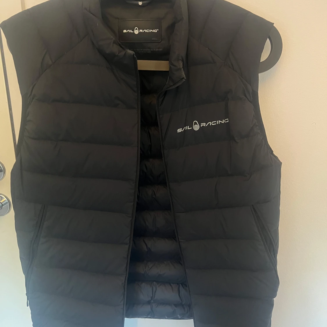 Svart dunväst från Sail Racing