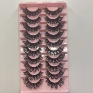 10-pack lösögonfransar volym - Säljer ett 10-pack svarta lösögonfransar med dramatisk volym och fluffig design. Fransarna har en böjd form och levereras i en rosa förpackning. Perfekta för att skapa en intensiv blick och extra wow-effekt. Fransarna är i D curl🤍🤍.