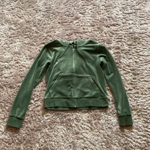 Juicy Couture zip up tröja - Grön mysig tröja, nästan aldrig använd och visar inte tecken på användning och är lite mindre i storlek. Pris kan diskuteras 