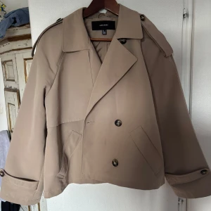 Beige trenchcoat  - Beige jacka från Vero Moda