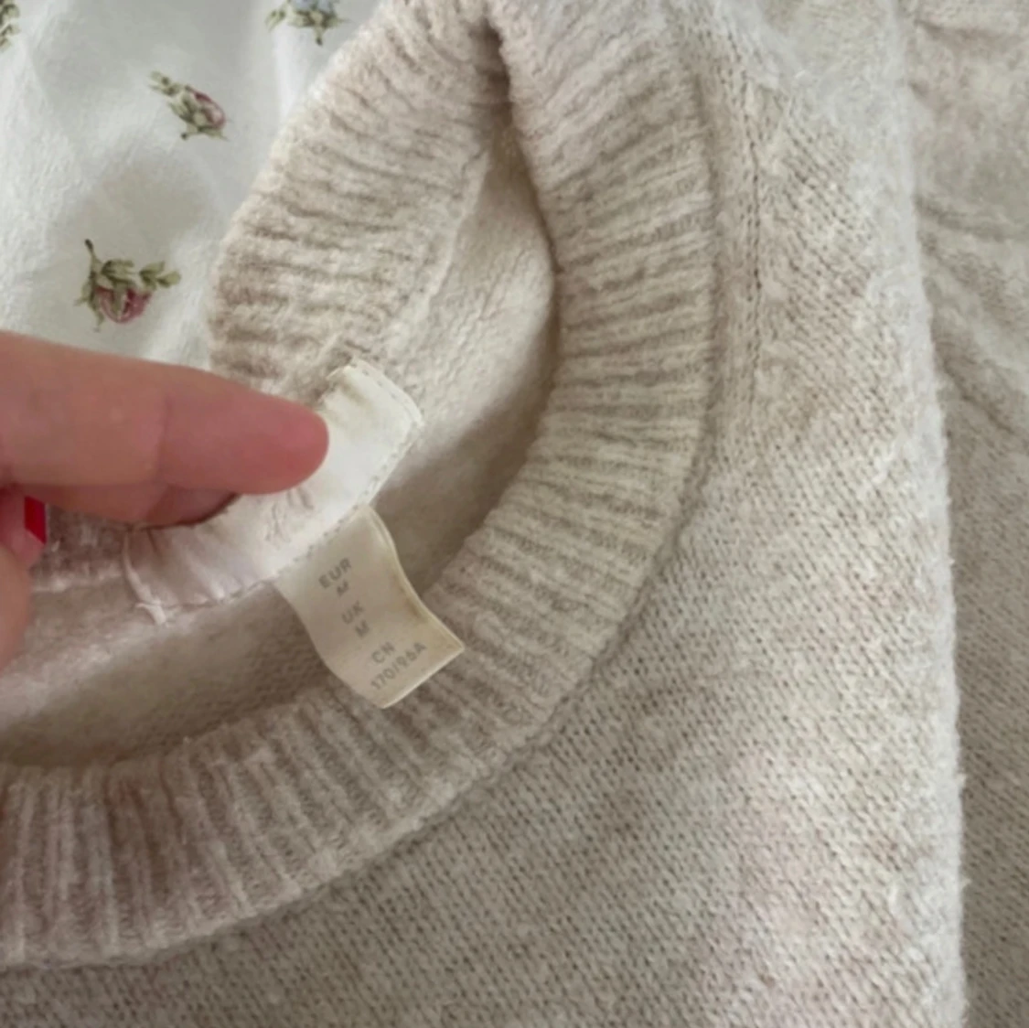 Beige stickad tröja med puffärm - 1