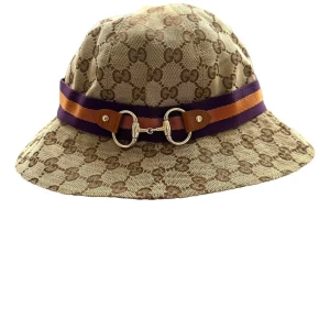 Gucci bucket hat med GG-mönster S - Äkta Gucci bucket hat i beige och brunt GG-monogram, dekorerad med lila och orange band samt guldfärgad hästbitsdetalj. Storlek S