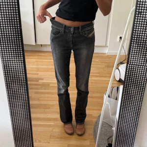 Low waist jeans  - Säljer ett par mörkgrå jeans från Diesel i storlek XS/S. Jag är 165 och midjemåttet rakt över är 36 cm💕
