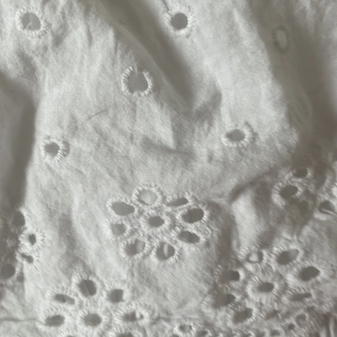 Broderad offshoulder topp i vitt & rosa - 3