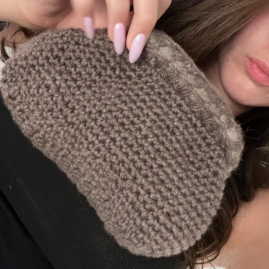 Stickad brun kuvertväska - 1