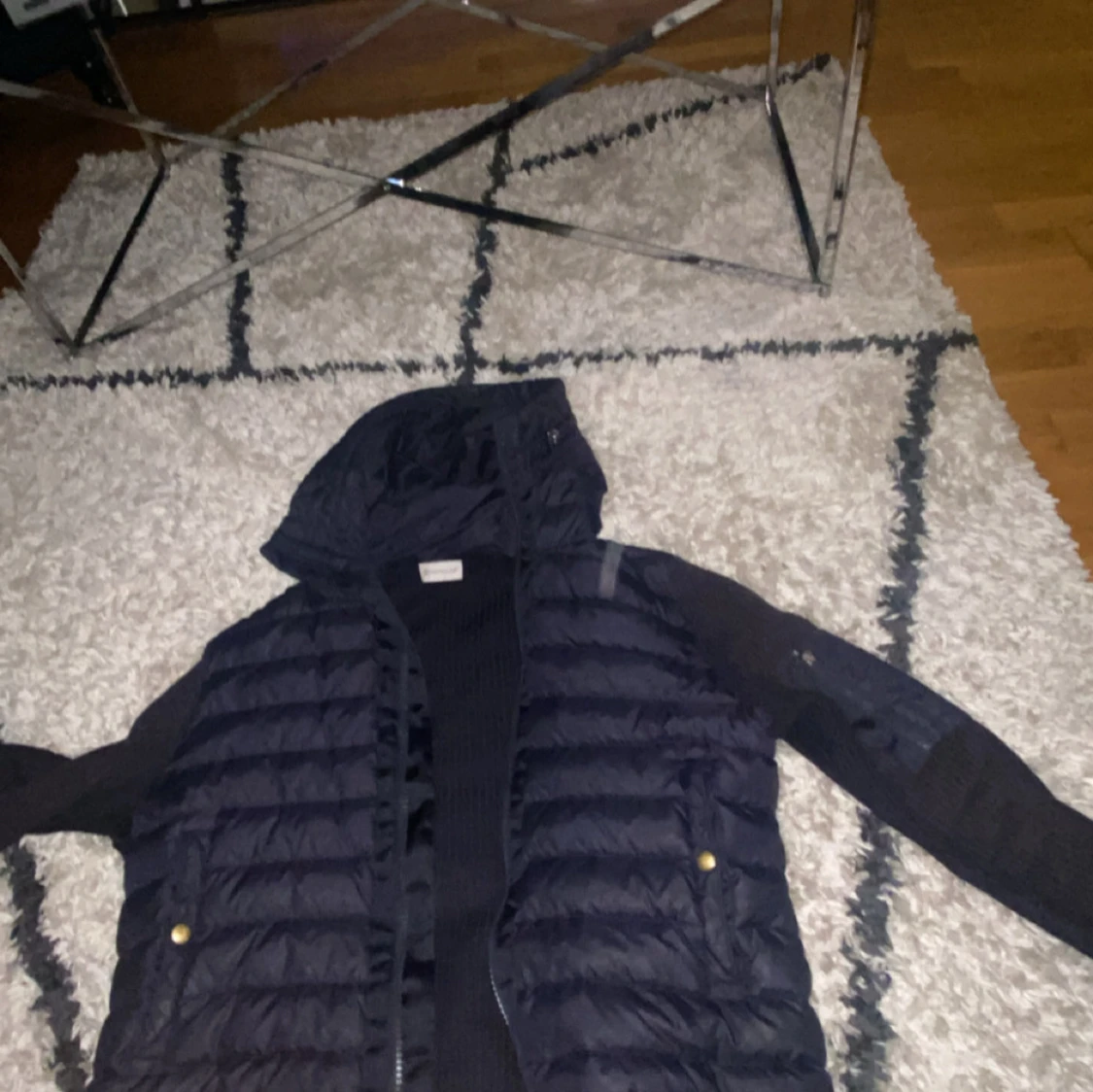 Mörkblå Moncler puffer med stickade ärmar