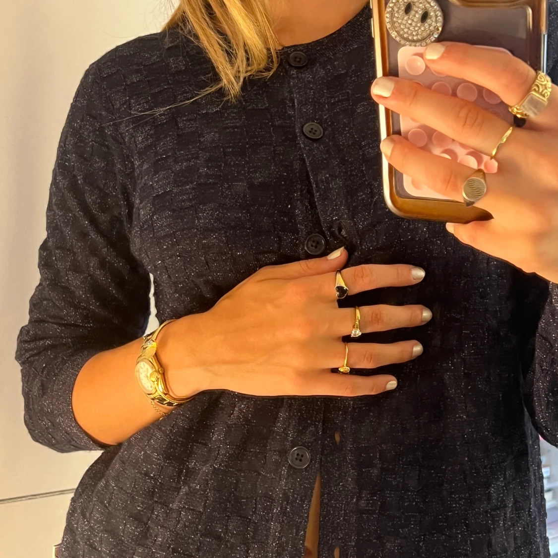 Mörkblå kofta med gulddetaljer