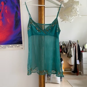 Vintage sheer sequin topp  - Har ingen storleks/materiallapp, jag uppskattar den till en storlek M/L. Jag brukar ha storlek S och den är för stor, vilket är varför jag måste sälja :(. Materialet känns och ser ut som silke. Saknar ytterst få pärlor vilket syns i sista bilen men inget som märks 🤍
