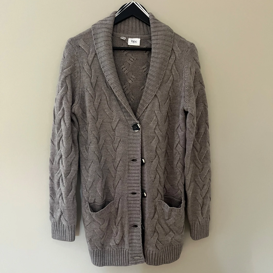 Grå stickad kofta från bpc