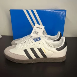 Adidas samba (helt nya)  - Adidas samba OG helt nya i storlek 43 ( har andra storlekar också). Skorna är k0p1or‼️box medföljer. BARA SNABBA AFFÄRER.‼️ oseriösa blockeras! 